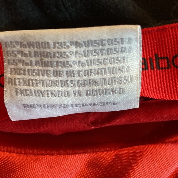 Liz Clairborne black newsboy cabbie hat with gold looking chain. Red lining. - Picture 4 of 4